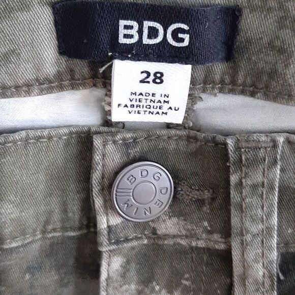 Urban Outfitters camo green pants - Picture 3 of 7